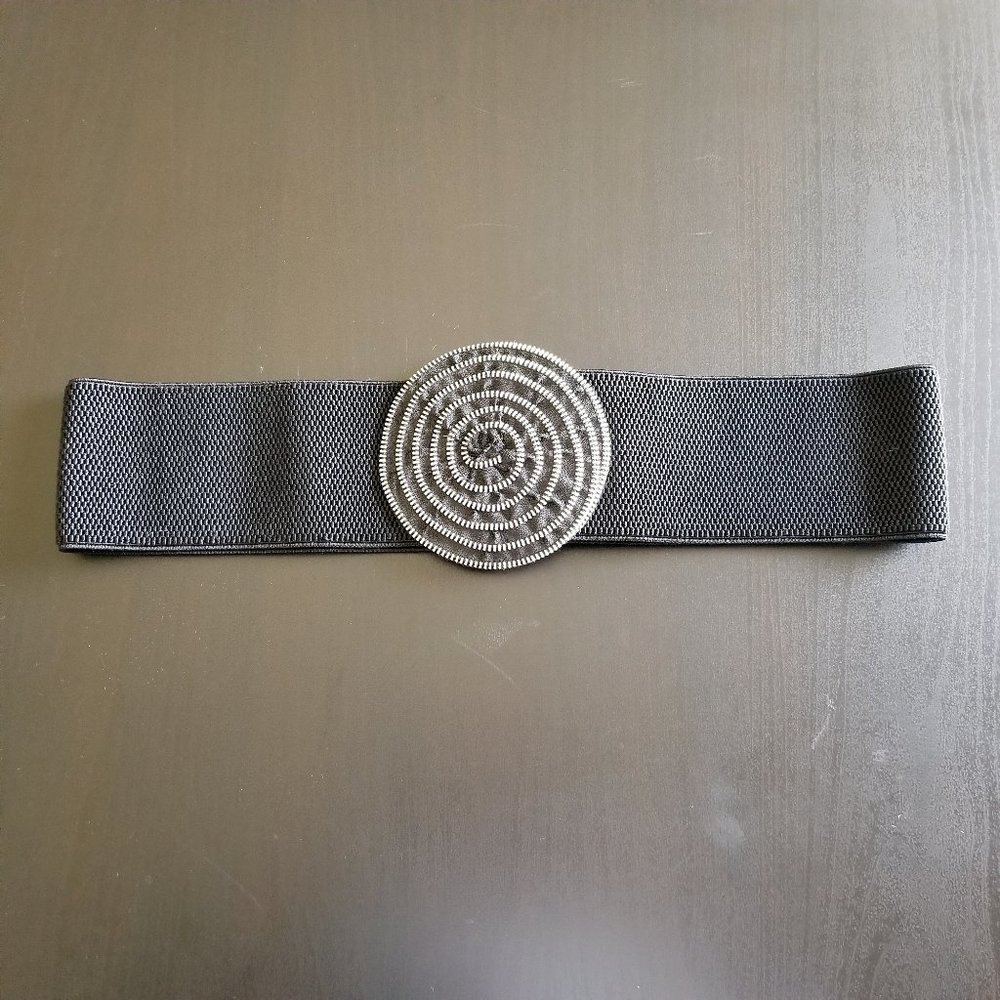 Stretchy Black Waist Cinch Belt with Flower Back Detail. Size ML.